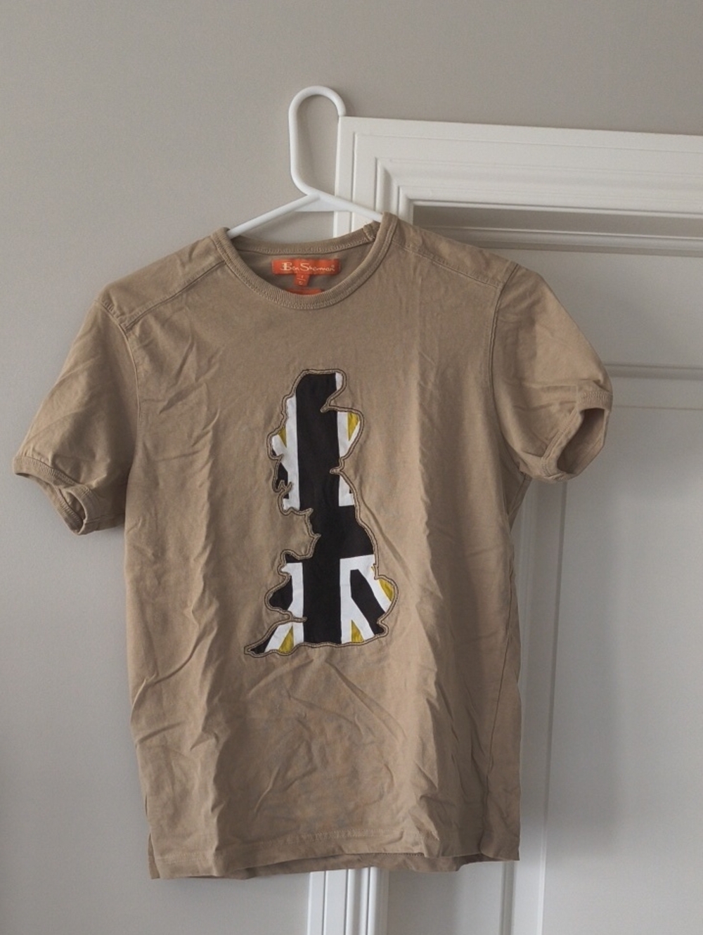 Vintage Ben Sherman Khaki Short Sleeve Tee with Black & White England Graphic.
